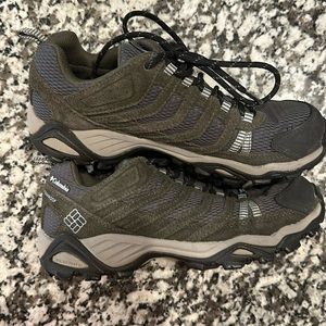 Women’s waterproof hiking shoes